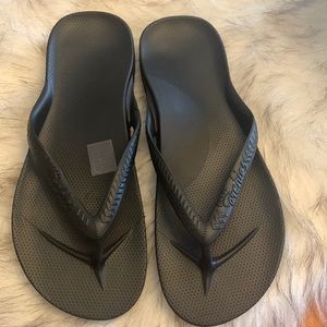 Archie’s arch support flip flops (womens 8, mens 7)